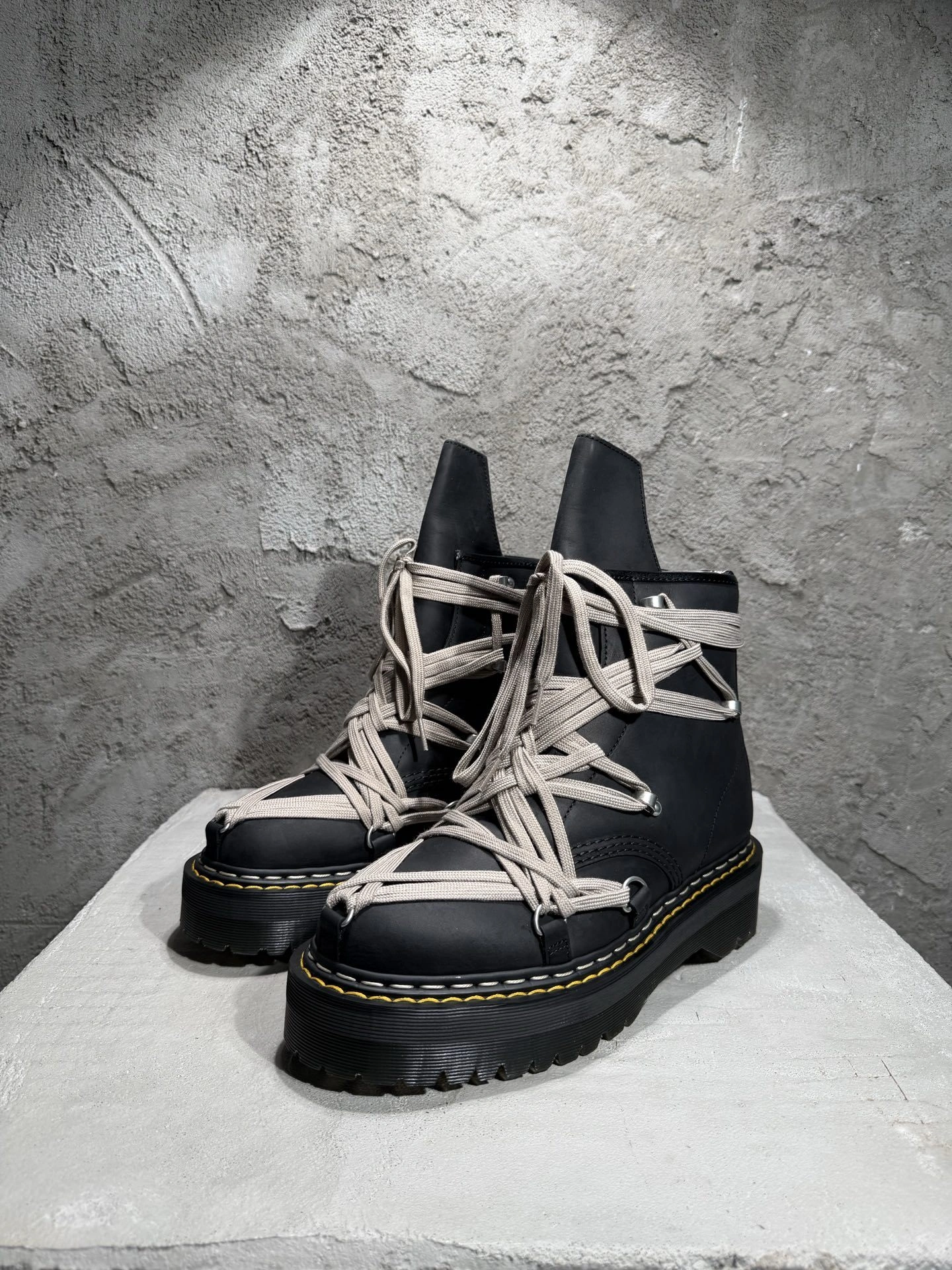 OOBB-- Ow59s DM02E68128001-09  DW02E68128001-09 Ow59s x Dr.Martin Calfskin cowhide item:F-X409B0220B